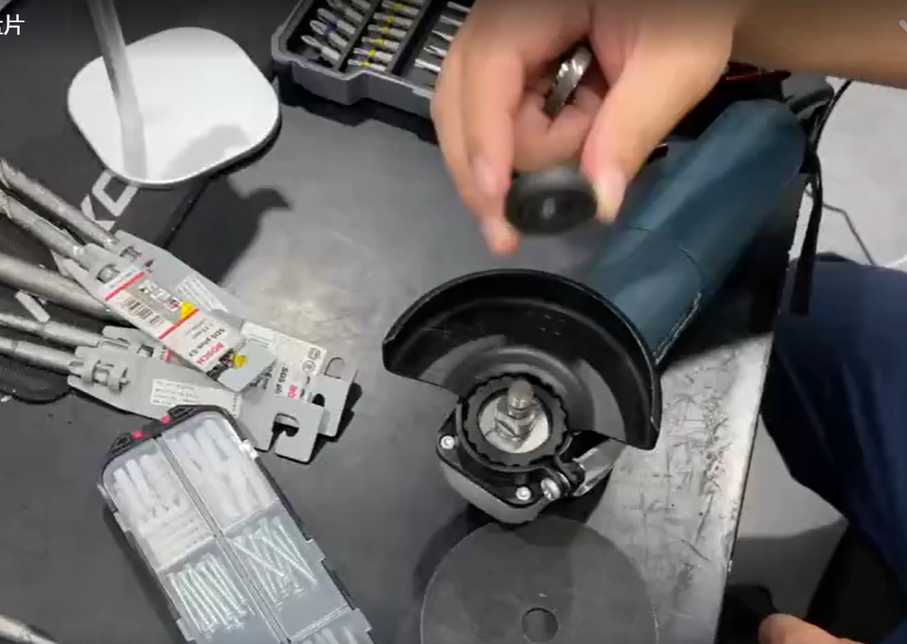 How to change the disc on an angle grinder?